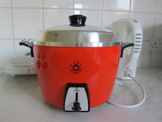 Dad's Taitung rice cooker brought over from Taiwan in 1975 when he came to  the US for grad school. Still works and more reliable than other rice  cookers we've owned. : r/BuyItForLife